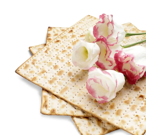 Jüdische Fladenbrotmatze Zum Pessach Und Blumen Auf Weißem Hintergrund — Stockfoto