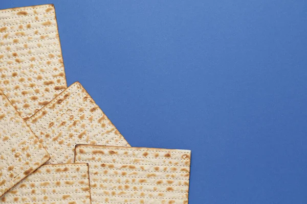 Εβραϊκή Matza Flatbread Για Πάσχα Στο Φόντο Χρώμα — Φωτογραφία Αρχείου