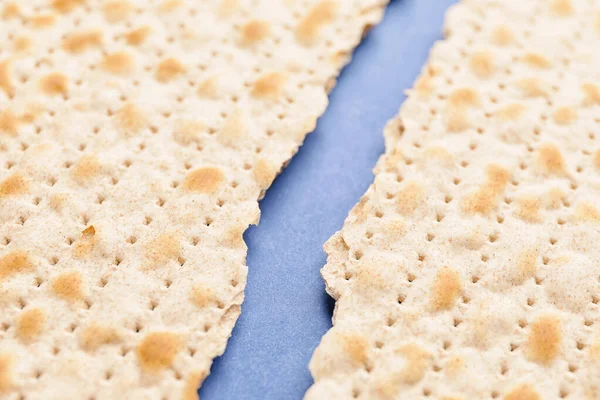 Broken Jewish Flatbread Matza Passover Color Background Closeup — Stock Photo, Image