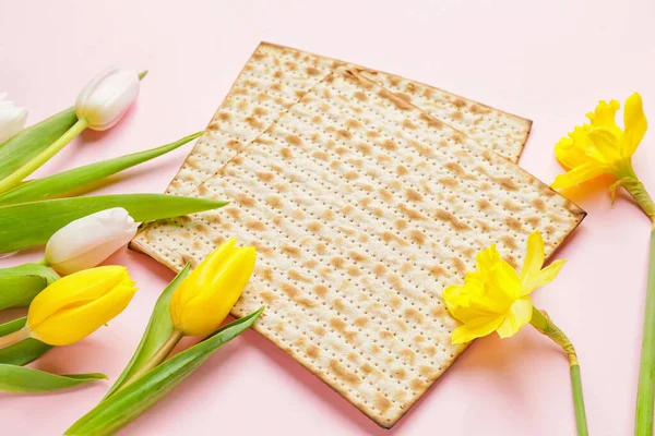 Judisk Tunnbröd Matza För Påsk Och Blommor Färg Bakgrund — Stockfoto