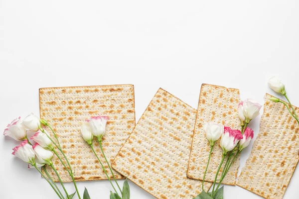 Joodse Platbrood Matza Voor Pascha Bloemen Witte Achtergrond — Stockfoto