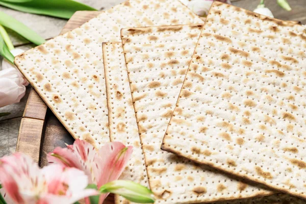 Żydowski Flatbread Matza Paschę Kwiaty Drewnianym Tle — Zdjęcie stockowe