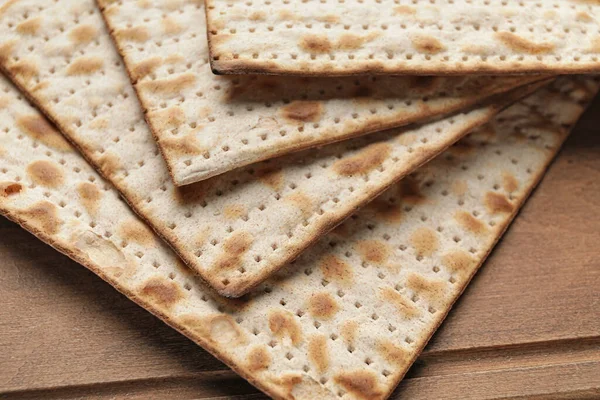 供逾越节用的木制背景犹太扁平面包垫 — 图库照片