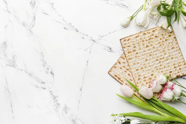 Judisk Tunnbröd Matza För Påsk Och Blommor Ljus Bakgrund — Stockfoto