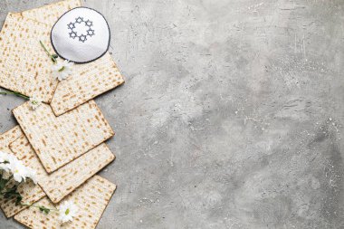 Gri arkaplanda Hamursuz Bayramı için Yahudi ekmek matzasıyla kompozisyon
