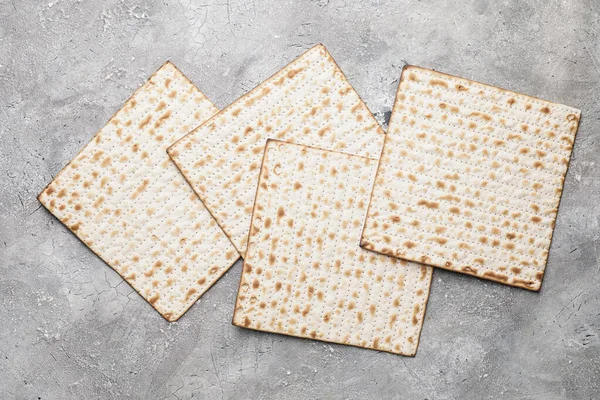 Joodse Platbrood Matza Voor Pascha Grijze Achtergrond — Stockfoto