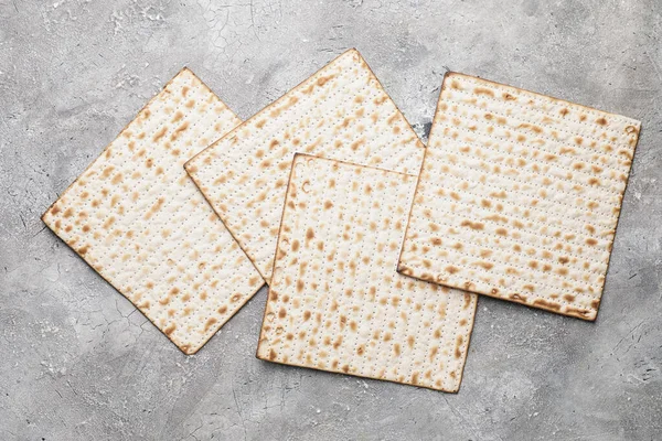 Zsidó Lapos Kenyér Matza Páska Ünnepre Szürke Alapon — Stock Fotó