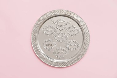 Renkli arkaplanda Hamursuz Bayramı yemeği tabağı