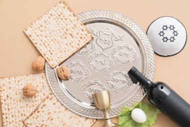 Renkli arkaplanda Hamursuz Bayramı yemeği tabağı ile kompozisyon