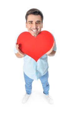 Beyaz arka planda büyük kırmızı kalbi olan yakışıklı adam.