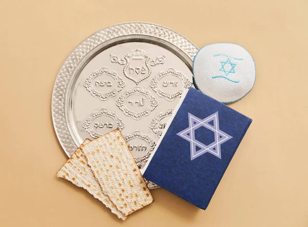 Komposition Mit Pessach Seder Platte Auf Farbigem Hintergrund — Stockfoto