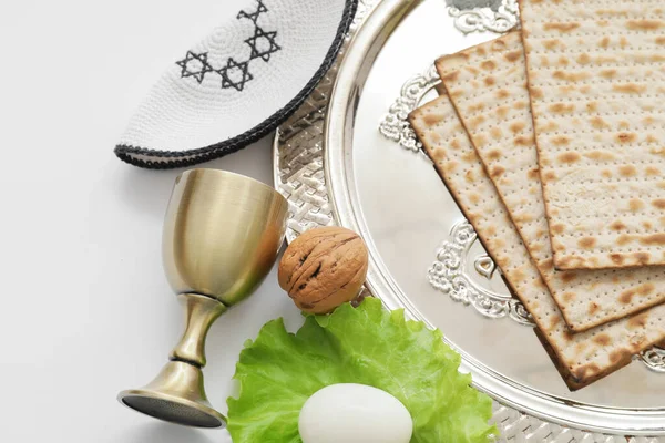 Komposition Mit Pessach Seder Teller Auf Weißem Hintergrund — Stockfoto