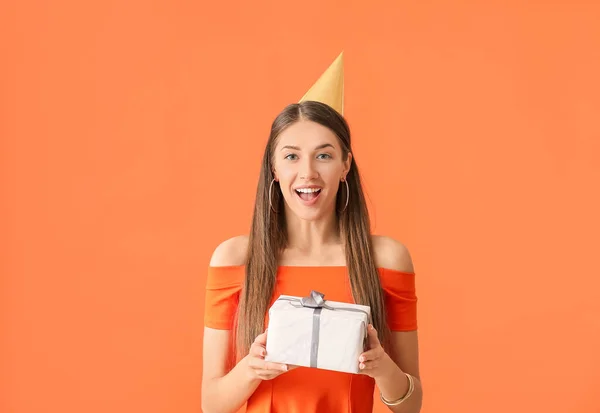 Junge Frau Feiert Geburtstag Auf Farbigem Hintergrund — Stockfoto