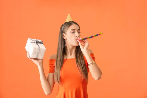 Jonge Vrouw Vieren Verjaardag Kleur Achtergrond — Stockfoto