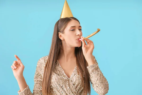 Mujer Joven Celebrando Cumpleaños Sobre Fondo Color —  Fotos de Stock