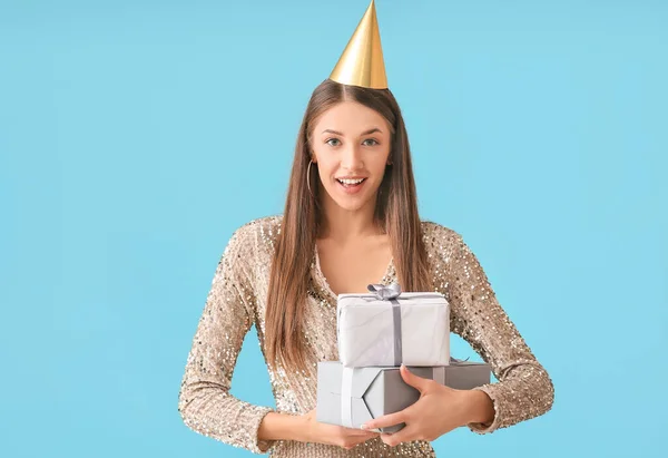 Jonge Vrouw Vieren Verjaardag Kleur Achtergrond — Stockfoto