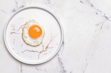 Hafif arka planda lezzetli sahanda yumurta.