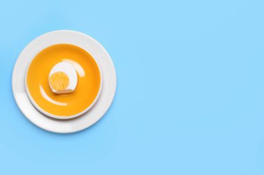 Arkaplanda kaynamış yumurta tabağı