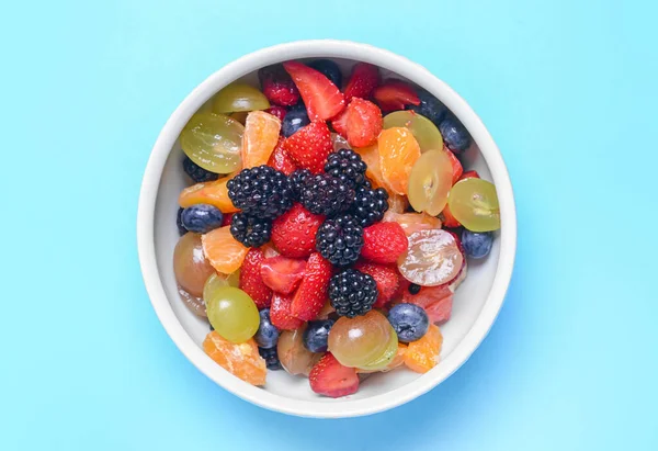 Bowl Dengan Salad Buah Latar Belakang Warna — Stok Foto