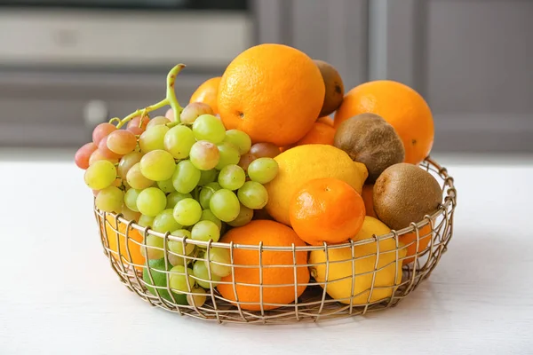 Mand Met Verschillende Vruchten Keukentafel — Stockfoto