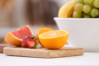 Masada farklı meyveler var.