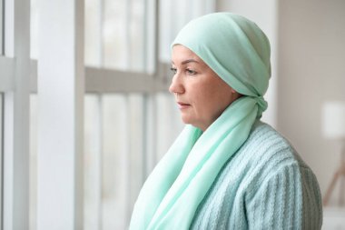 Evde kemoterapiden sonra olgun bir kadın.