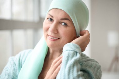 Evde kemoterapiden sonra olgun bir kadın.