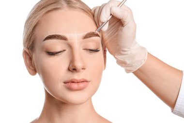 Beyaz arka planda kaş düzeltme ameliyatı olan genç bir kadın.