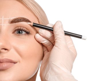 Beyaz arka planda kaş düzeltme ameliyatı olan genç bir kadın.