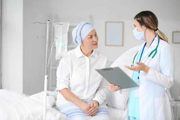 Arzt Erzählt Reife Frau Nach Chemotherapie Klinik Neuigkeiten — Stockfoto