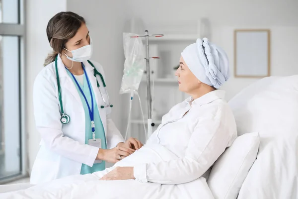 Ärztin Und Reife Frau Unterziehen Sich Klinik Einer Chemischen Therapie — Stockfoto