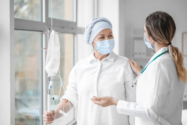 Ärztin Und Reife Frau Unterziehen Sich Klinik Einer Chemischen Therapie — Stockfoto