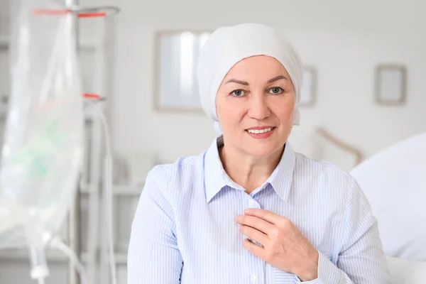 Mature Woman Undergoing Chemical Therapy Course Clinic — Stock Photo, Image