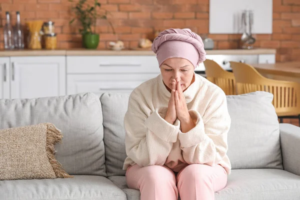 Kemoterapiden Sonra Evde Dua Eden Olgun Bir Kadın — Stok fotoğraf