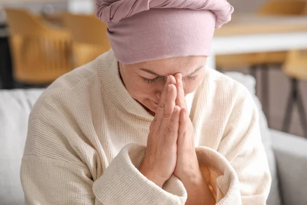 Mujer Madura Rezando Después Quimioterapia Casa — Foto de Stock