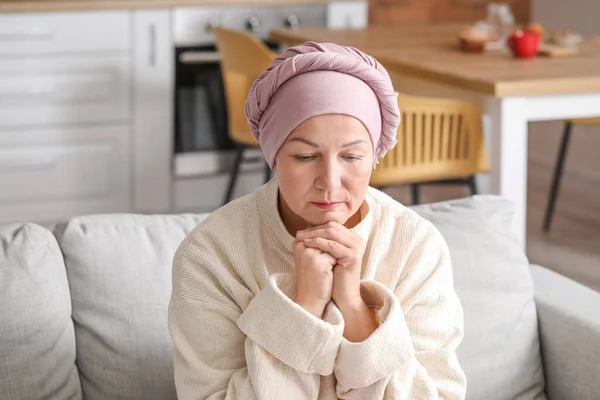 Грустная Зрелая Женщина После Химиотерапии Дома — стоковое фото