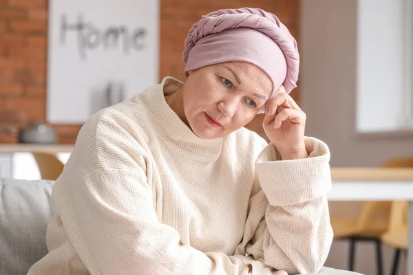 Сумна Зріла Жінка Після Хіміотерапії Вдома — стокове фото