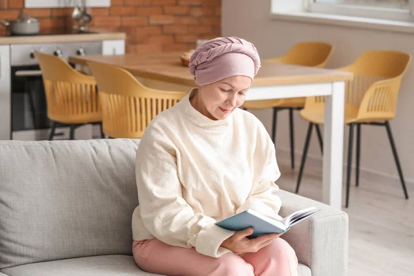 Mulher Madura Após Quimioterapia Livro Leitura Casa — Fotografia de Stock