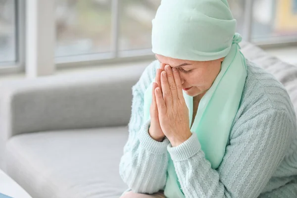Зрелая Женщина Молится После Химиотерапии Дома — стоковое фото