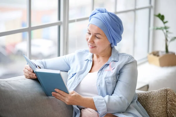 Зріла Жінка Після Хіміотерапії Читає Книгу Вдома — стокове фото