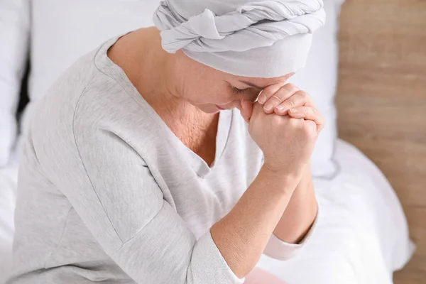 Mujer Madura Rezando Después Quimioterapia Casa — Foto de Stock