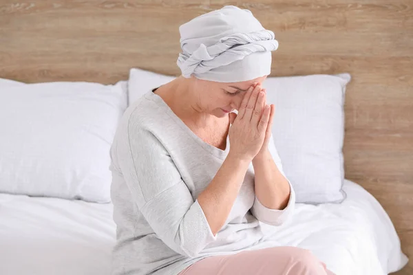 Mujer Madura Rezando Después Quimioterapia Casa — Foto de Stock