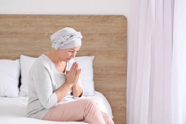 Mature Woman Praying Chemotherapy Home — Stock Photo, Image