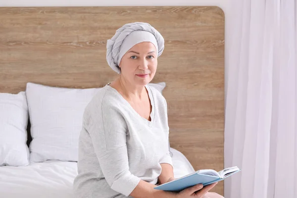 Volwassen Vrouw Chemotherapie Lezen Boek Thuis — Stockfoto