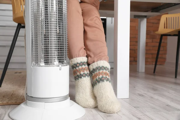 Jonge Vrouw Zit Buurt Van Elektrische Verwarming Thuis Begrip Verwarmingsseizoen — Stockfoto