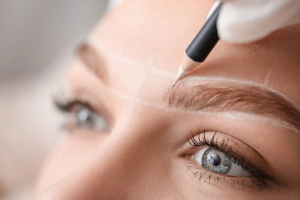 Ung Kvinna Genomgår Ögonbrynskorrigering Förfarande Skönhetssalong Närbild — Stockfoto