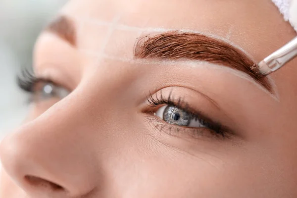 Ung Kvinna Genomgår Ögonbrynskorrigering Förfarande Skönhetssalong Närbild — Stockfoto