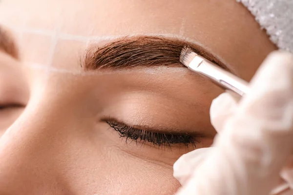 Young Woman Undergoing Eyebrow Correction Procedure Beauty Salon Closeup — Stock Photo, Image