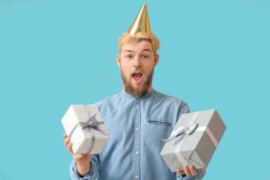 Genç adam doğum gününü renk arka planında kutluyor