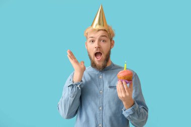 Genç adam doğum gününü renk arka planında kutluyor